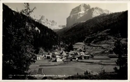 Ak Fassatal Val di Fassa Trentino Südtirol, Dorf mit Häusern, weite Wiesen, Nadelwald an Hängen, 