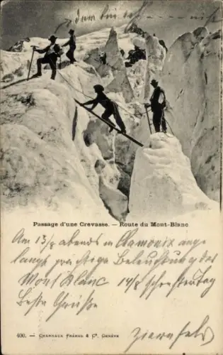 CPA Chamonix Mont Blanc Haute Savoie, Passage d'une Crevasse, Route du Mont-Blanc