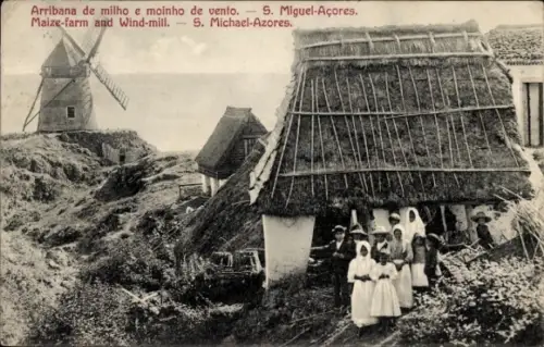 Ak São Miguel Azoren Portugal, Windmühle, Maisbauern vor Bauernhäusern