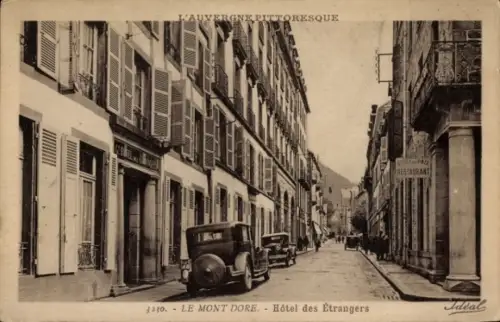 Ak Le Mont Dore Puy de Dôme, Straße mit alten Autos, Hôtel des Étrangers, Architektur im Stil der