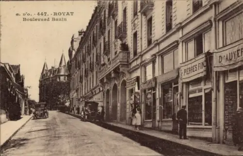 Ak Royat Puy de Dôme, Boulevard Bazin, Geschäfte, Fahrzeuge,  Atmosphäre