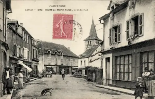 CPA Riom es Montagnes Cantal, Grande Rue