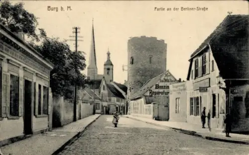 Ak Burg bei Magdeburg, Schöne Straße in Burg, Kirche im Hintergrund,  Gebäude