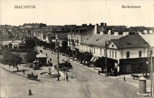 Ak Białystok Bialystok Polen, Blick auf Marktstraße,   Architektur, Brunnen