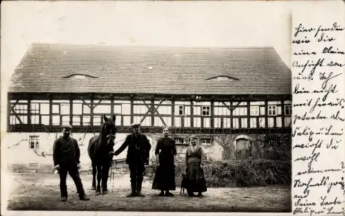 Foto Ak Blankenstein an der Saale Rosenthal am Rennsteig, Fachwerkhaus, Familie mit Pferd