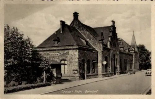 Ak Apolda in Thüringen, Bahnhof,  Architektur, Straßenansicht, Bäume im Vordergrund