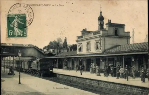 Ak Enghien les Bains Val d'Oise,  Bahnhof, Bahnsteig, einfahrender Zug