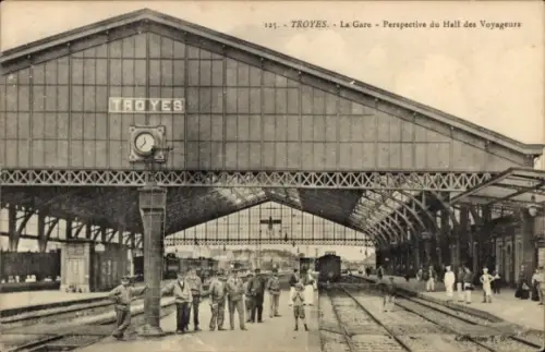 Ak Troyes Aube, Bahnhof, Bahnsteig, Blick in die Bahnhofshalle