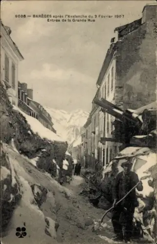 Ak Barèges Hautes Pyrénées, Schneebedeckte Straße, Menschen, Gebäude, nach Lawine,  1907