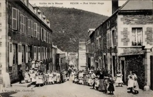 Ak Revin Ardennes, Vallée de la Meuse,  Rue Victor Hugo, Kinder in Trachten