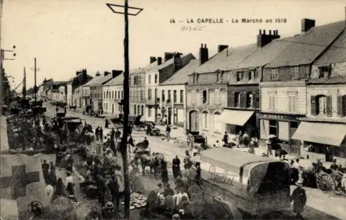 Ak La Capelle Aveyron, Markt in La Capelle 1919, Straßenansicht, Menschen, Pferdefuhrwerke