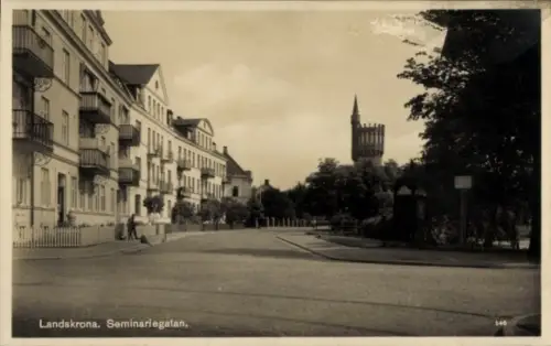 Ak Landskrona Schweden,  Seminariegatan, Straße mit Häusern, Turm im Hintergrund