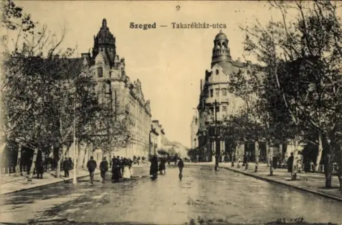 Ak Szeged Segedin Ungarn,  Takarékház-utca, Straßenansicht, Bäume, Menschen