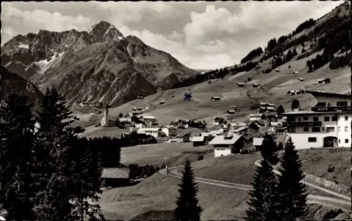 Ak Hirschegg Mittelberg im Kleinwalsertal Vorarlberg, Totalansicht mit Widderstein und Bärenkopf