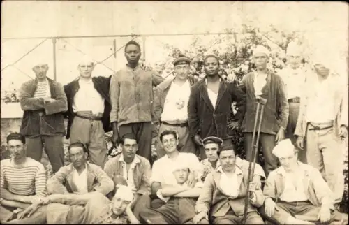 Foto Ak Verwundete französische Soldaten und Seeleute, Verbände, Krücken, Gruppenbild