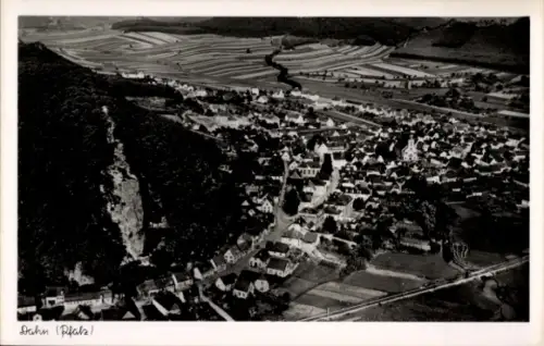 Ak Dahn in der Pfalz, Luftaufnahme von Dahn, Pfalz, Felder, Häuser, Landschaft