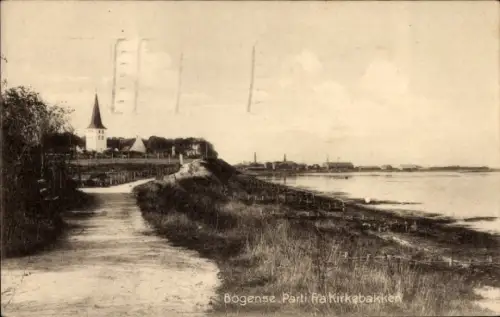 Ak Bogense Dänemark, Uferweg, Kirchturm, Küstenvegetation, Dünen, Uferlinie, Häuser