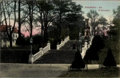 Ak Freiberg in Sachsen, Große Freitreppe, Balustraden, Laternen, Bäume, Denkmal oben, Person auf 