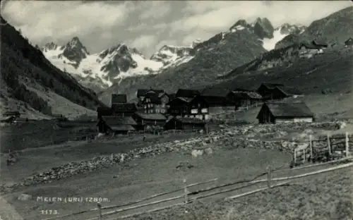 Ak Meien Kanton Uri, Holzhäuser, Alpwiesen mit Steinhaufen, Holzzaun vorne, schneebedeckte Gipfel