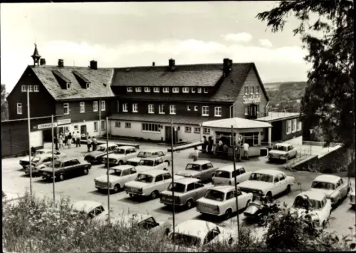 Ak Klingenthal im Vogtland Sachsen, HO Sporthotel Waldgut, parkende Autos