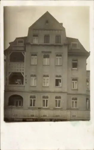 Foto Ak Dresden, Wohnhaus, Anwohner auf dem Balkon