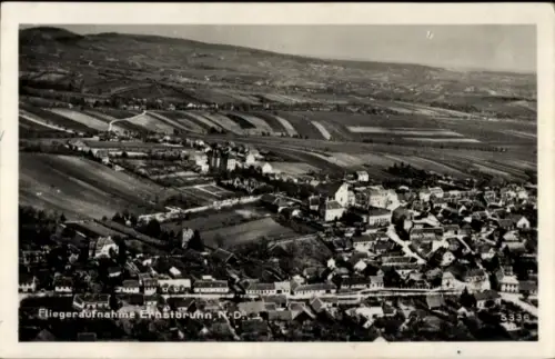 Ak Ernstbrunn in Niederösterreich, Gesamtansicht, Fliegeraufnahme