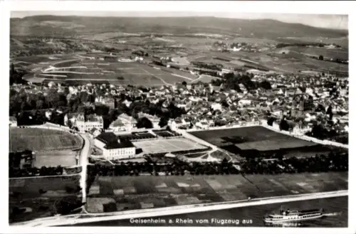 Ak Geisenheim am Rhein Hessen, Luftansicht von Geisenheim am Rhein, Weinberge, Boot auf dem Rhein