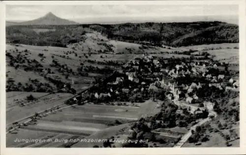 Ak Jungingen Baden Württemberg, Luftaufnahme von  Burg Hohenzollern im Hintergrund, Landschaft, G