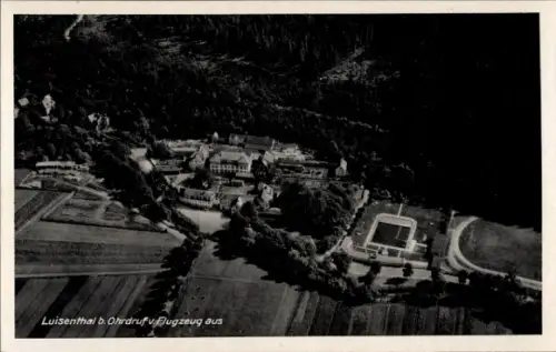 Ak Luisenthal im Thüringer Wald, Luftaufnahme von  Gebäude, Bäume, Gartenanlage