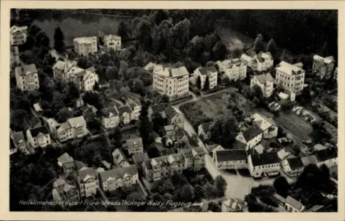 Ak Friedrichroda im Thüringer Wald, Luftaufnahme von  heilklimatischer Kurort