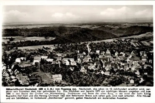 Ak Neubulach im Schwarzwald, Luftaufnahme  Stadtmauer, alte Häuser, Schlößchen, Landschaft