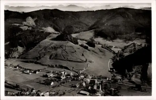 Ak Wengen Kanton Bern, Landschaftsansicht, Flugaufnahme,  Berge im Hintergrund,  
