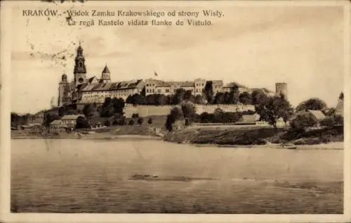 Ak Kraków Krakau Polen, Großer Gebäudekomplex auf Hügel am Fluss, hoher Turm, Mauern, Uferbäume, 