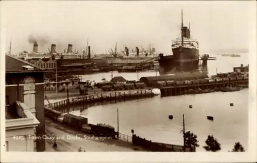 Ak Southampton Hampshire England, Großes angelegtes Passagiersschiff, mehrere Schiffe am Kai, Lag