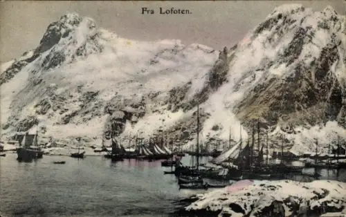 Ak Henningsvær Hennigsvaer Lofoten Norwegen, schneebedeckte Berge, Segel- und Fischerboote im Haf