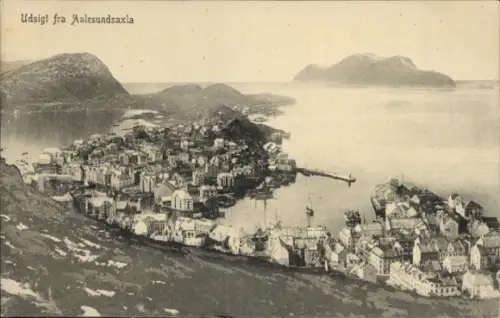 Ak Ålesund Aalesund Norwegen, Panoramablick von erhöhtem Standpunkt, Bucht mit Pier, Schiffe/Boot