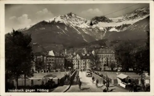 Ak Innsbruck in Tirol, Innsbruck gegen Hötting, Berge, Stadtansicht, Menschen, Brücke