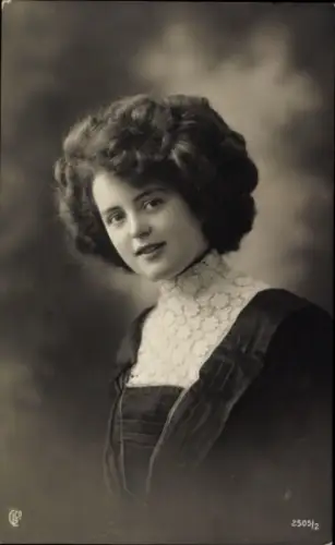 Ak Junge Frau, Portrait