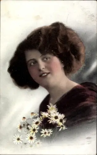 Ak Frau mit Gänseblümchen, Portrait