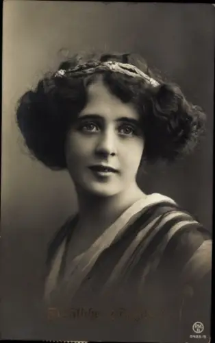 Ak Frohe Pfingsten, Portrait einer jungen Frau, Kopfschmuck