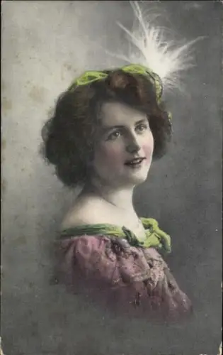 Ak Portrait einer jungen Frau, Hut mit Federschmuck, coloriert