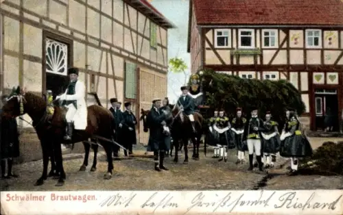 Ak Schwälmer Brautwagen,Personen in hessischen Trachten, Kutsche