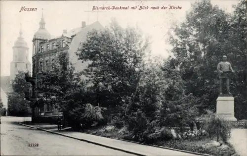 Ak Nossen in Sachsen, Bismarck Denkmal mit Blick nach der Kirche
