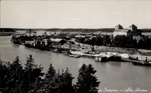 Ak Turku Åbo Finnland, Hafen mit angelegten Schiffen, Kräne, Lagerhallen, Uferbäume, großes Gebäu