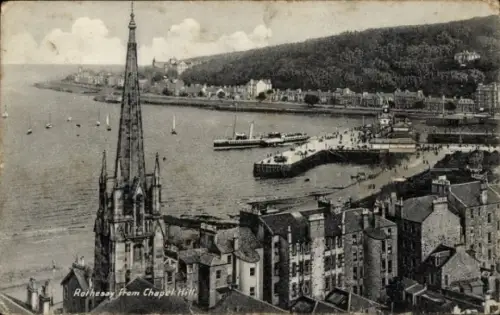 Ak Rothesay Insel Bute Schottland, Kirchturm, Pier mit Dampfer, Segelboote, Häuser am Ufer, bewal