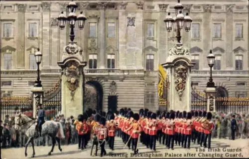 Ak City of Westminster, London, England, Buckingham Palace, die irische Garde