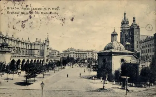 Ak Kraków Krakau Polen, Marktplatz mit Arkaden, kuppelförmiges Gebäude, hoher Kirchturm, Menschen
