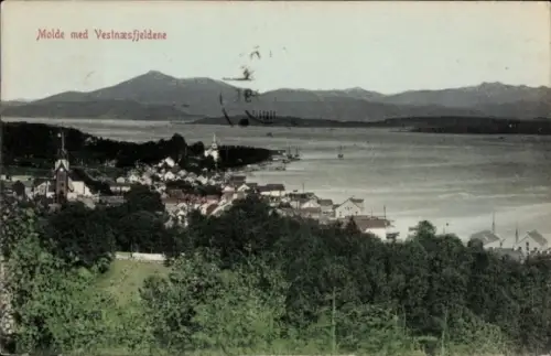 Ak Molde Norwegen, Ufer mit Häusern, zwei Kirchtürme, Boote im Hafen, bewaldeter Vordergrund, Ber