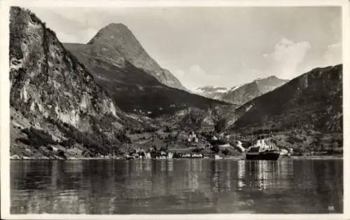 Ak Merok Geiranger Norwegen, steile Felswände, hohe Berge mit Schnee, spiegelndes Wasser, Schiff 