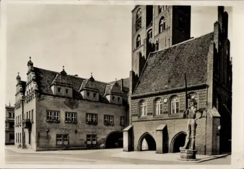 Ak Stendal in Sachsen Anhalt, Rathaus mit Roland, Türme der Marienkirche im Hintergrund
